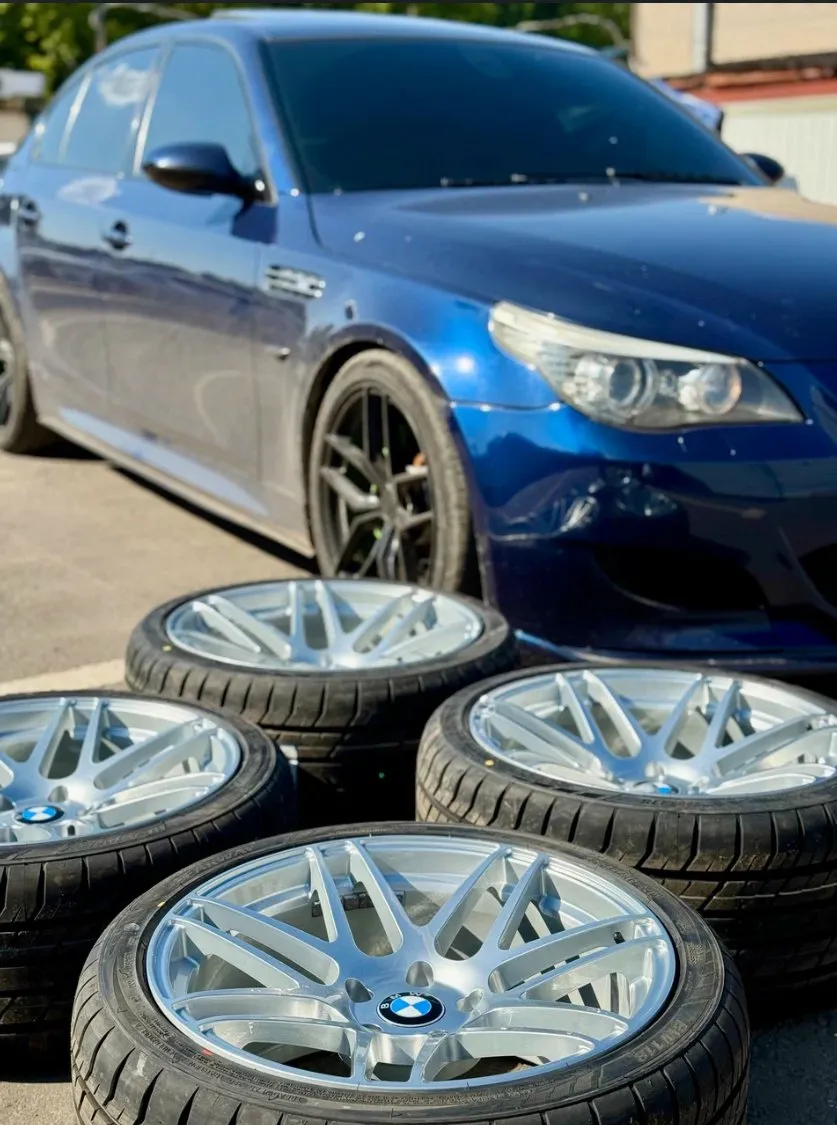 BMW M5 синий, диски на земле