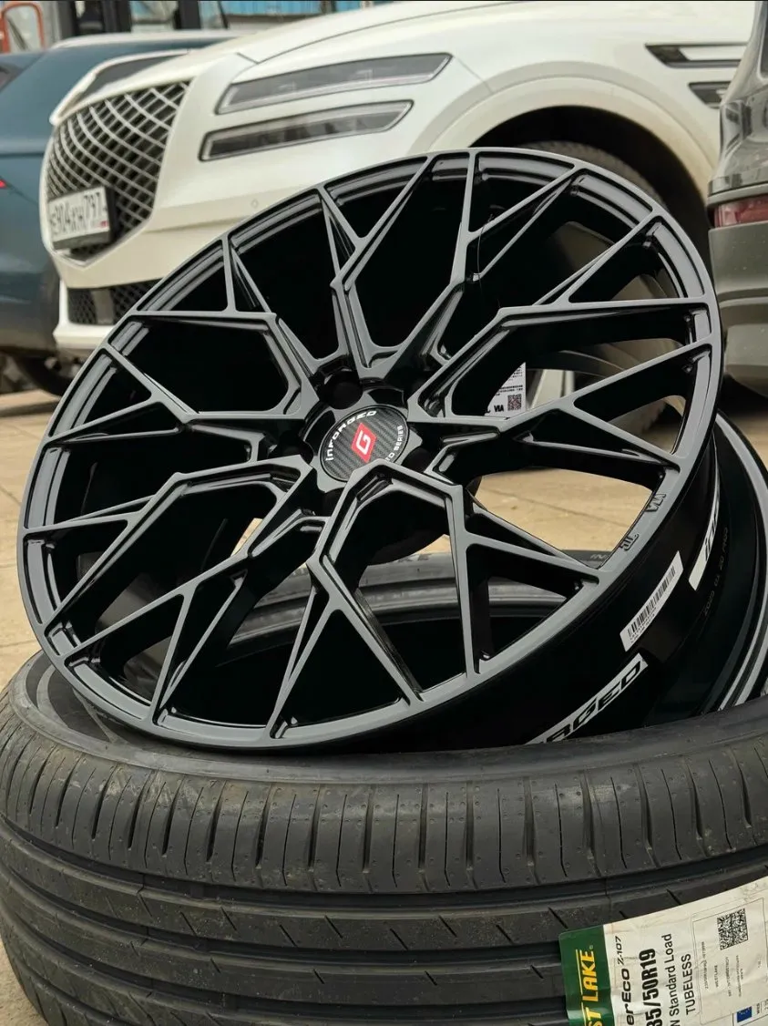 Чёрный диск Inforged R19 крупным планом