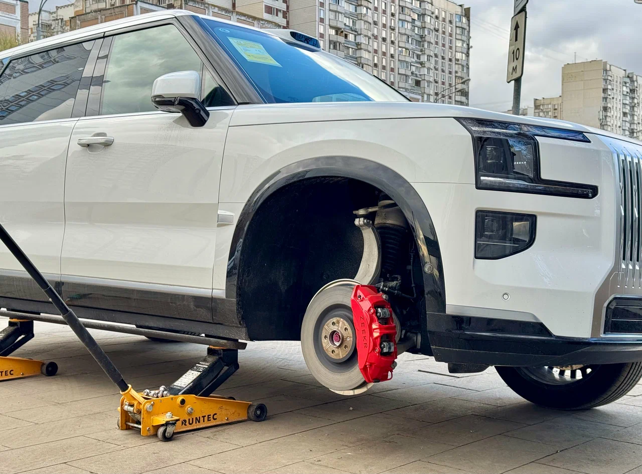 BMW чёрный с красными дисками